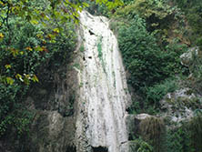 Trockener Wasserfall im Herbst trotz vieler Tage Regen