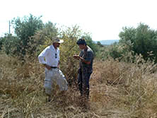 Ein Vertreter des Bauernverbandes besichtigt das Projekt im September 2011